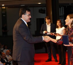 Su Majestad la Reina hace entrega de la Medalla de Oro Cruz Roja Española a Eduard Batlle, director general del programa de ciencia del cáncer del Ins
